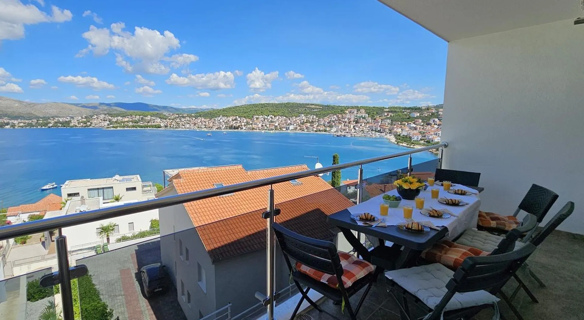 Large Seaview Apt, 150M To Beach, 4Km From Trogir - Apt Nora location